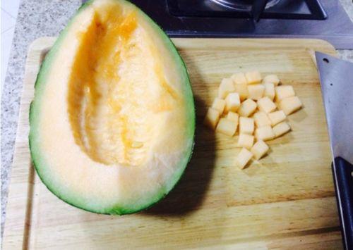 鸡仔可以吃哈密瓜吗视频,揭秘哈密瓜在鸡饲料中的适用性