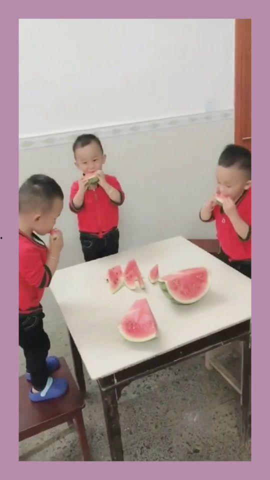 三胞胎吃瓜视频