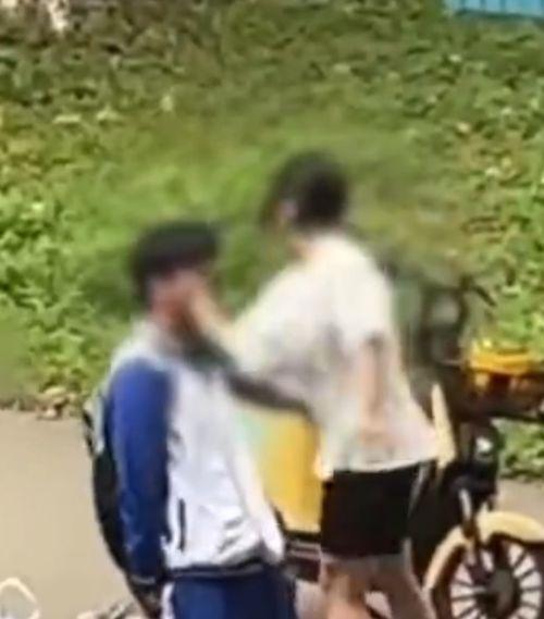 吃瓜男生被扇巴掌视频,网络暴力引发社会关注